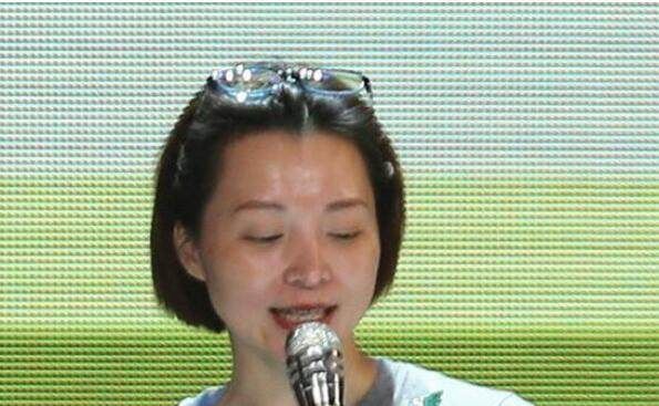  光彩|董卿上节目是光彩夺人，素颜完全是邻居大妈！