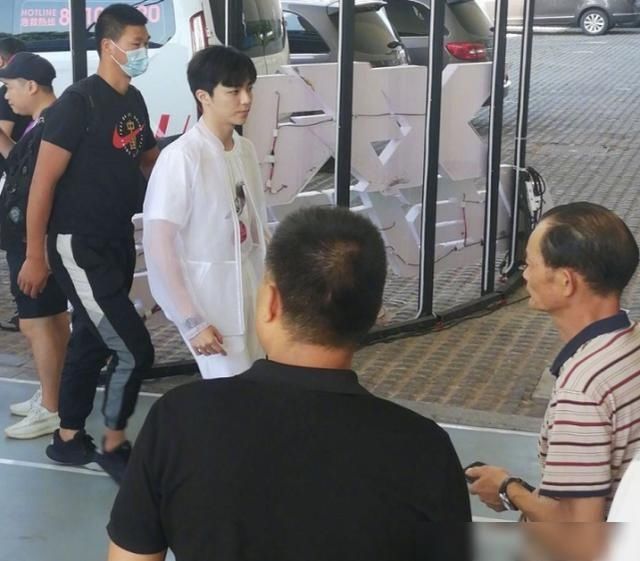  位刚官|硬糖少女C位刚官宣与何炅合作，THE9就有好消息，却与刘雨昕无关