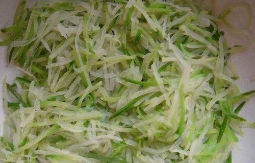  受用|萝卜丝饺子，需要焯水吗？知道答案了，告诉身边人，会一生受用