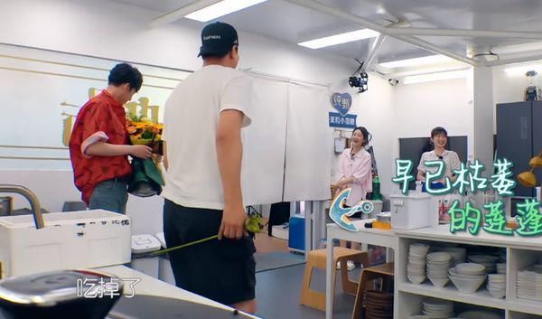  离开|中餐厅：赵丽颖替代黄晓明，刘宇宁雪中送炭，张亮借花献佛！