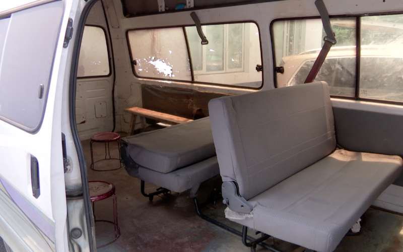  高峰|“小面包”PK“大公交”！核载6人我敢超载200%，装19人赶早高峰……