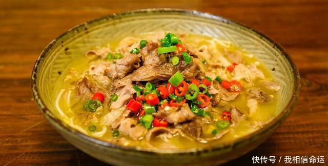 金针菇|深秋里来上一碗酸汤肥牛吧!酸辣可口治好你的没胃口,温暖你的胃