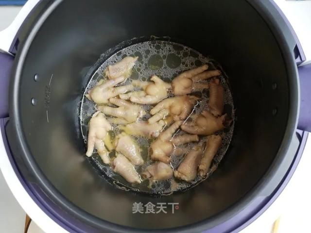 切成|这样做鸡爪真的太好吃了,越吃越上头!你们一定要试试看!