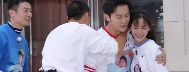 敬业|Baby有多敬业?玩游戏裙子被吹起一角!她的下意识动作堪称教科书