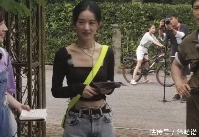 综艺|赵丽颖在《中餐厅》工作照传出,看清她的工作岗位,暴露咖位待遇