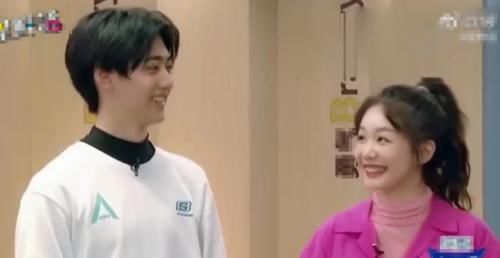  直呼|焉栩嘉徐梦洁被曝恋情！节目现场当众亲吻？网友直呼：毁三观！