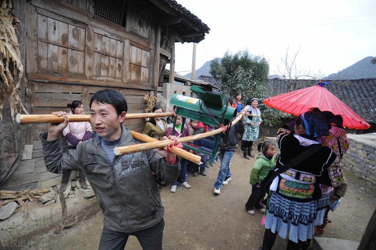 练家子|婚闹者强按新娘磕头，哪知新娘是个“练家子”，结果惨了