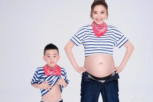 陈小春|陈小春为应采儿和儿子拍照，小小春太好玩了