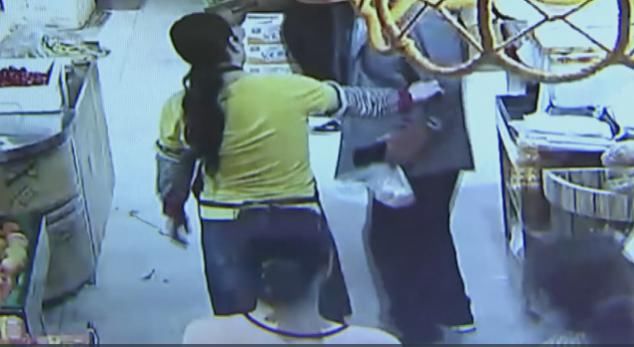  心肌梗死|老人拿超市鸡蛋被拦后猝死家属索赔38万 超市方：望能公正看待