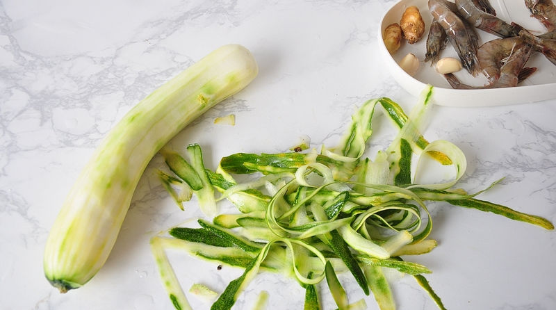  讨喜|最多十分钟上桌的讨喜菜，一种海鲜一种蔬菜同炖，吃一回想下回