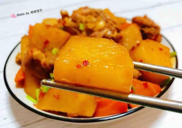  鸡肉|炖鸡时，千万不要直接焯水！教您1个妙招，鸡肉嫩滑，汤汁香浓