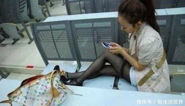 穿反|妹子，你的衣服后边怎么露这么大的洞，是不是穿反了