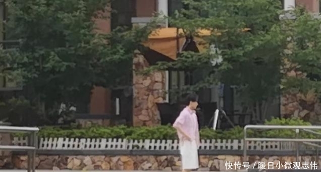 难受|刚生完孩子录综艺,体力不支累垮,坐在树下扶腰样子很难受