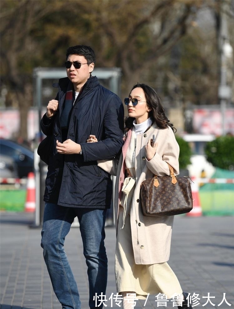 搭配|街拍:美女连衣长裙彩色的大裙摆,搭配牛仔夹克,风格休闲时尚!