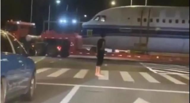  震惊|震惊！一架飞机开上了马路？！官方紧急发布声明