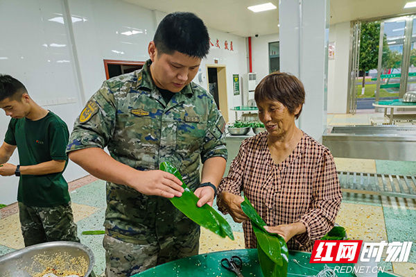 衡阳：“粽”情端午 兵妈妈与武警官兵共包“军民鱼水”粽