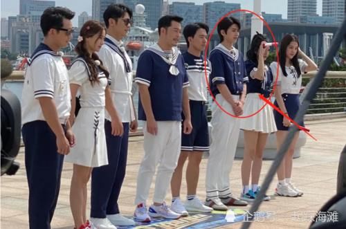 吴宣仪|《跑男8》路透合照，蔡徐坤和吴宣仪同框时的站姿，我没看错吧！