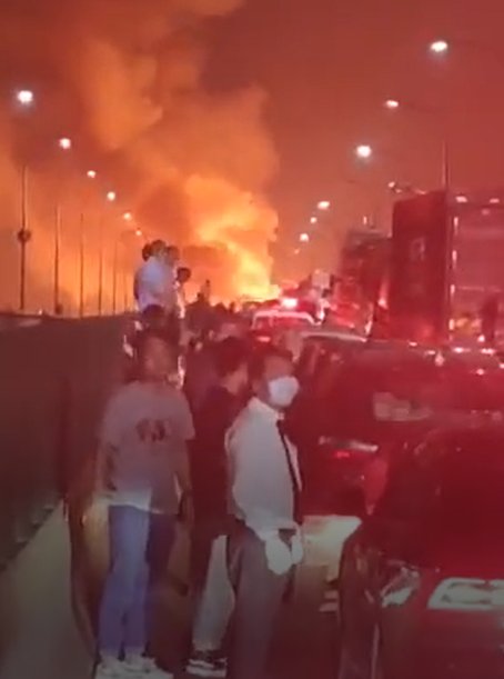 现场|该地深夜突发！一声巨响，火光熊熊！