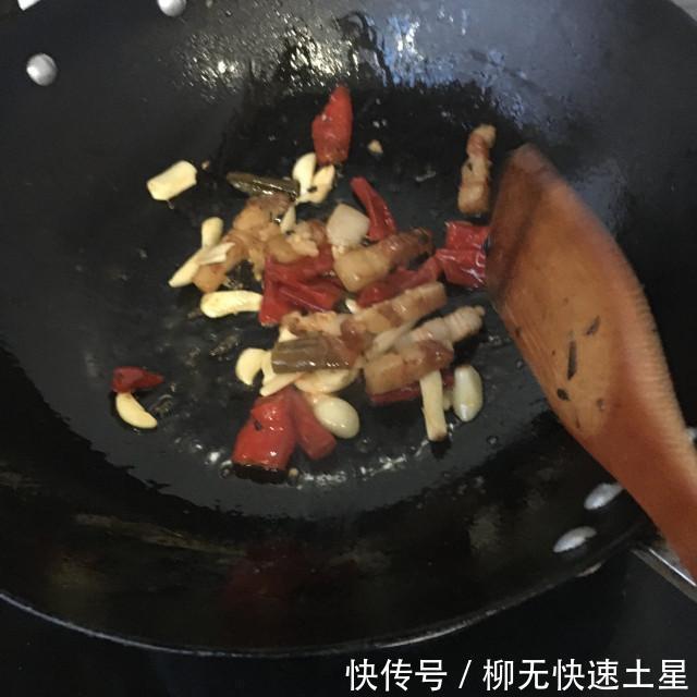  泡椒|泡椒炒咸菜干，微辣爽口。好吃下饭