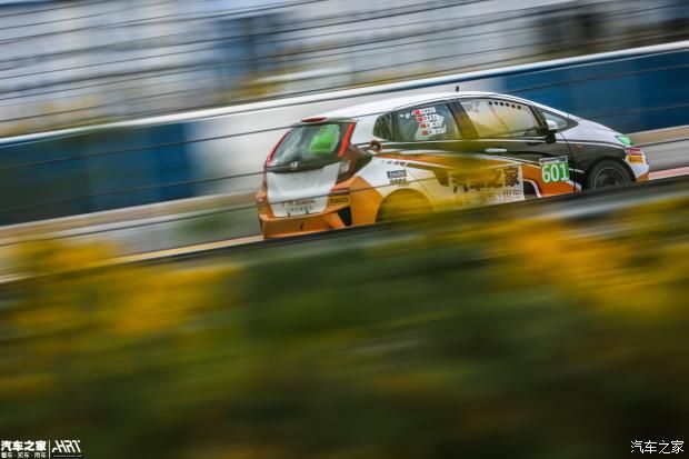 转向|601号赛车被撞，轮圈缺一块还能完赛。818号赛车突然无法转向