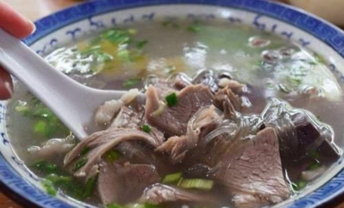  鲜美|炖羊汤，加香料是“外行”！大厨：只加2样，羊汤鲜美，不腥不膻