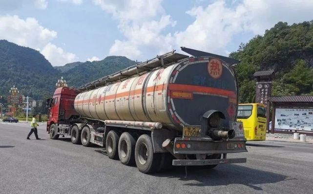  油罐车|最近都在查：一辆“撬磅”的油罐车，被逮个正着……