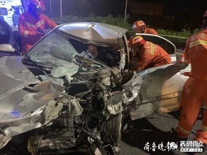  小轿车|济南二环南高架一货车追尾小轿车,致其严重变形!一男一女被困