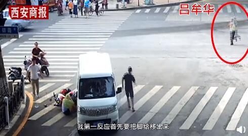  十多人|女子被卷入车下，民警一声吆喝叫来十多人，十秒抬车救人