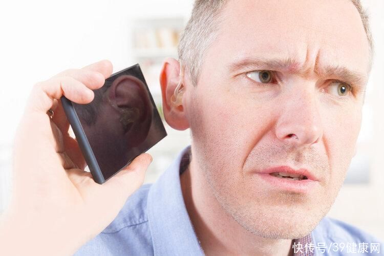 张学友在演唱会上突然晕倒(张学友演唱会突然晕倒，被曝患有奇症，严重可致听力丧失？！)