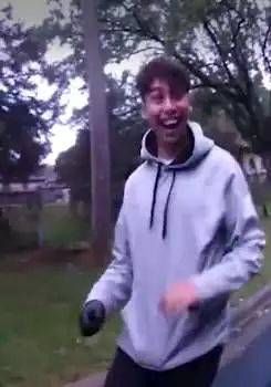  发现|警察发现路边有人形迹可疑，上前查看发现他居然在松鼠做心肺复苏