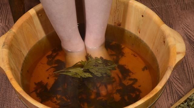  详细|三伏天艾叶泡脚有4大作用，听中医详细告诉你