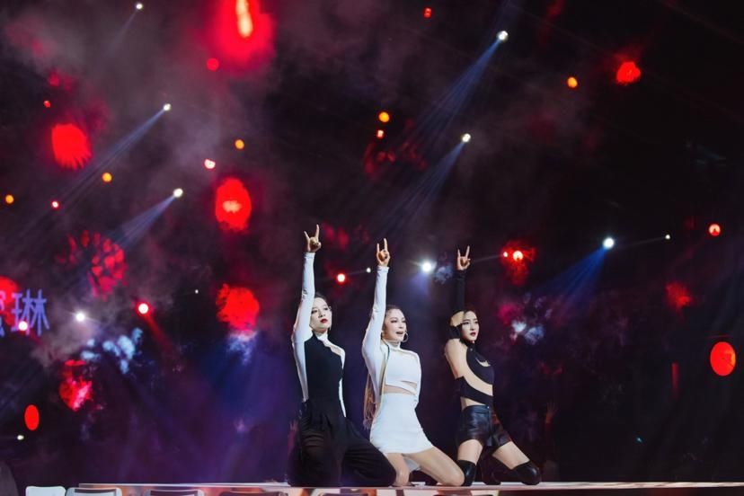  综艺|综艺 | 《乘风破浪的姐姐》二公淘汰4人：沈梦辰哭着告别，观众“意难平”