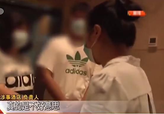 进屋|小情侣入住酒店，女友洗澡时却有陌生男子刷卡进屋，酒店：门没关好吧？