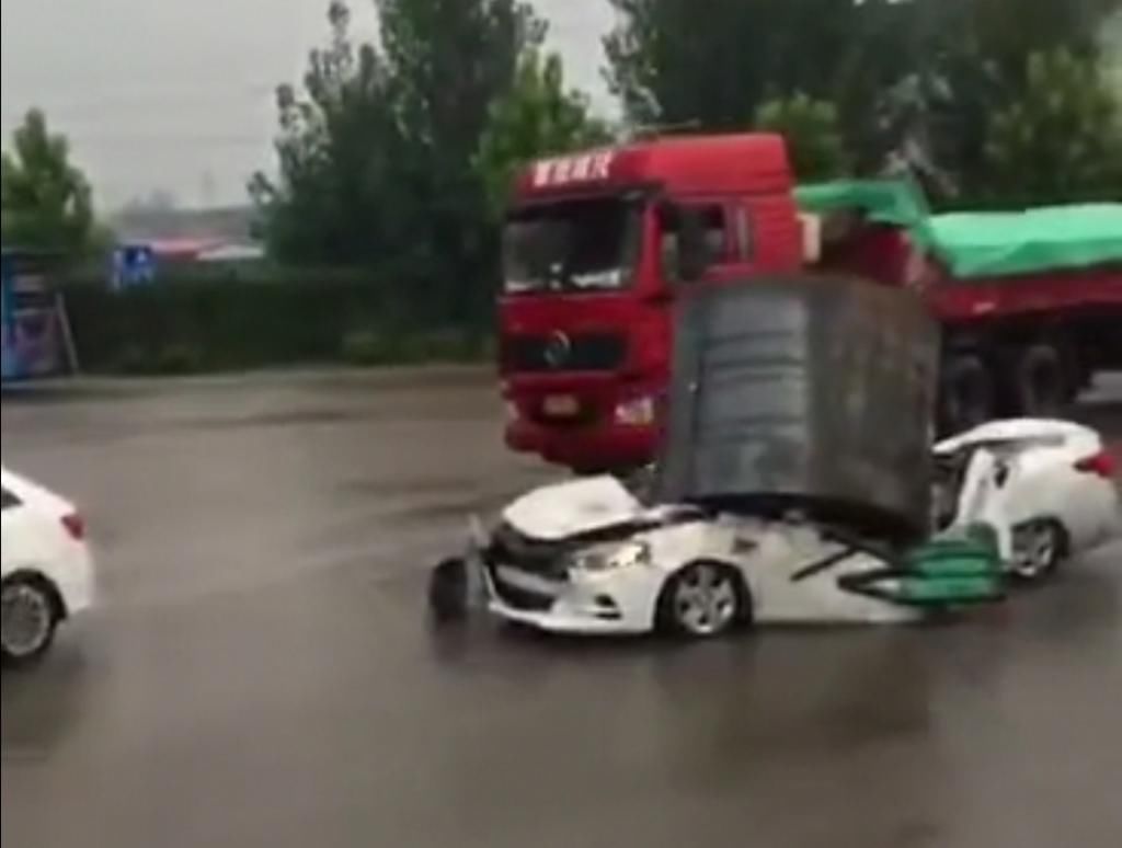  轿车|重达30吨的钢卷从货车上滚落，将轿车驾驶室砸扁，惨不忍睹