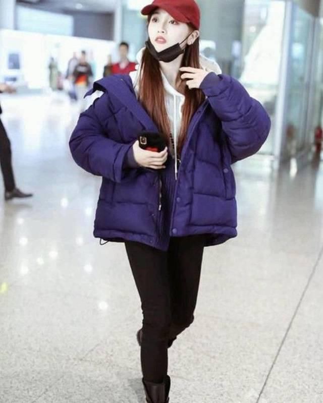  打扮|吴宣仪机场打扮，高腰牛仔裤配蓝色毛绒外套穿出150的感觉