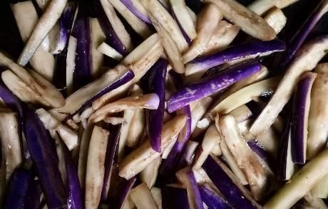  锅里|炒茄子先放油是不对的，学会饭店的做法，软嫩不油腻 收藏了