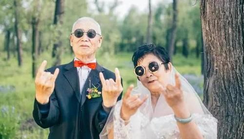 后悔|我国首批＂丁克＂现已步入晚年，看别人家庭热闹，如今他们后悔了吗