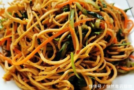凉拌|凉拌豆腐丝,需要事先焯水吗?掌握1点技巧,豆腐丝爽滑更鲜香