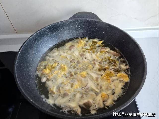 男女|老婆生活太讲究!周日早餐做7样,男女还分2桌,网友:精致女人