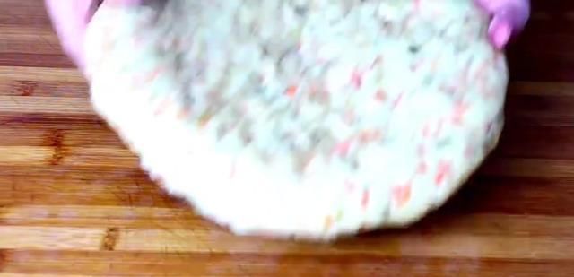 后把它|用胡萝卜做出千层饼,做出来的饼柔软多层,老人孩子都爱吃