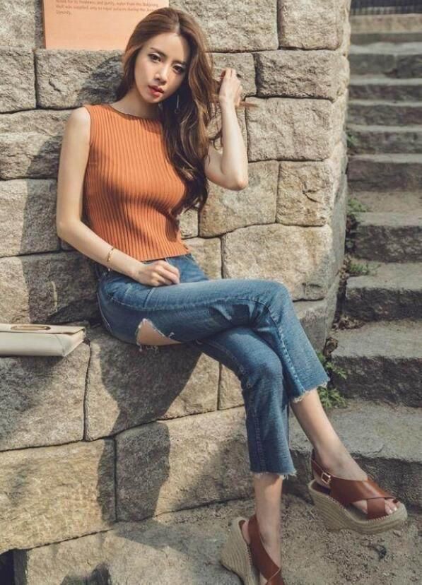 好看|紧身牛仔裤美女,穿出好看迷人的身段,养眼又优雅