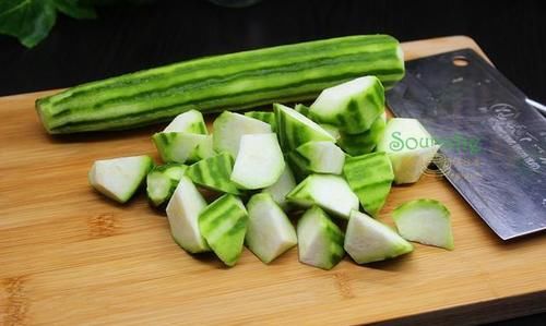  丝瓜炒肉|进入8月，夏天吃这瓜，加肉鲜香味美，营养全面