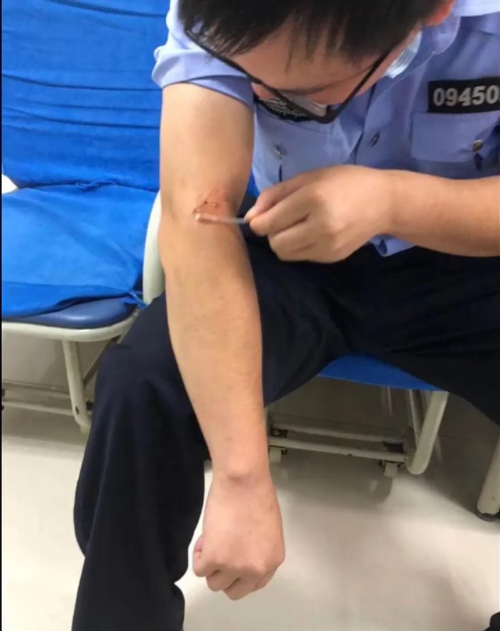 上前劝阻|女子闯红灯被阻反扇交警耳光？！处理结果来了