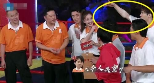  主动|她才是《跑男》最得宠的女嘉宾，被王嘉尔主动牵手，还“揽在”怀里