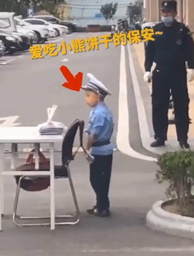 孩子们|保安爷爷中午回家吃饭,小孙子来“顶班”,有模有样笑翻小区业主
