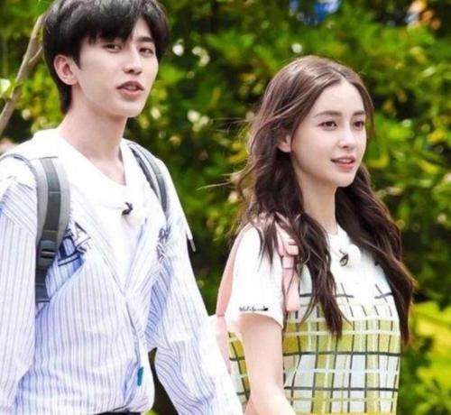  快乐大本营|蔡徐坤和baby又合体新综艺，大合照曝光，我只注意到两人的站位姿势