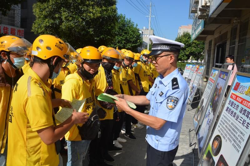 宣传|大荔公安交警走进美团外卖开展“一盔一带”宣传活动