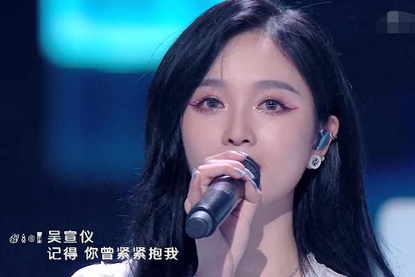  少女|火箭少女最后一场舞台，其他成员都哭了，为何只有杨超越没哭？