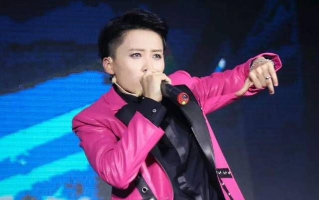  蔡徐坤|她8年前淘汰蔡徐坤夺得冠军，今再次参加选秀，蔡徐坤已是制作人