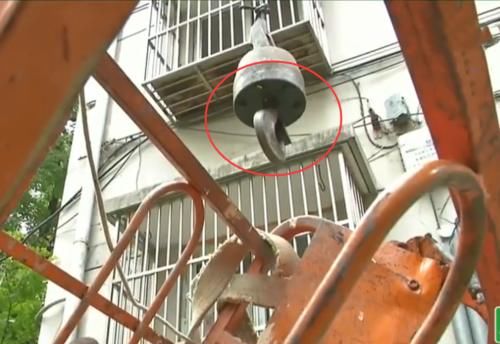  受伤|吊车的升降台意外坠楼，三名工人受伤被送往医院